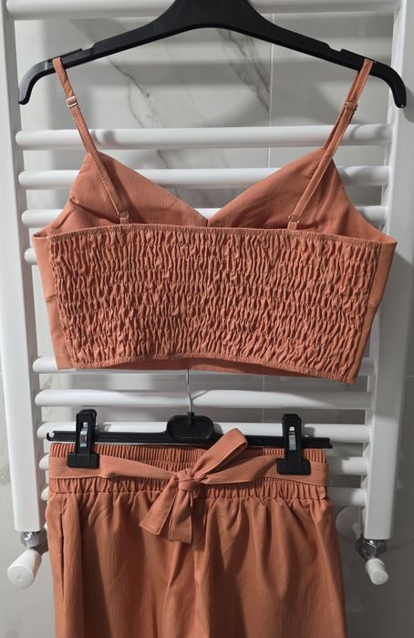 Conjunto top e calças cor de tijolo