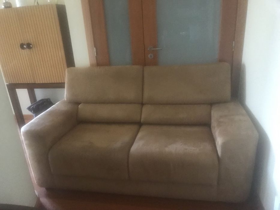Sofá em micro fibra aveludada genero alcanfara como novo