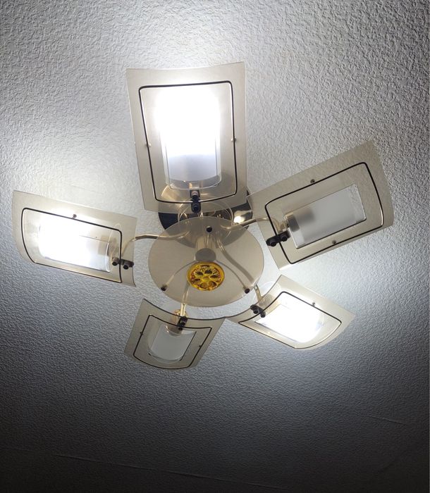 Продаю потолочную люстру