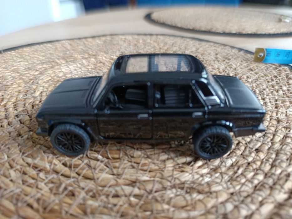 Model kultowego radzieckiego samochodu Łada.po tuningu 1:36