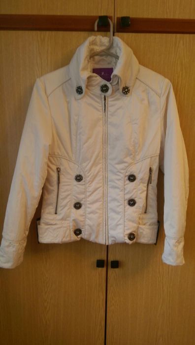 Куртка-пуховик цвета слоновой кости