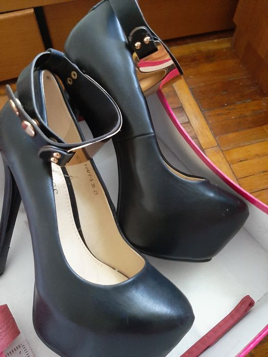 Туфлі чорного кольору