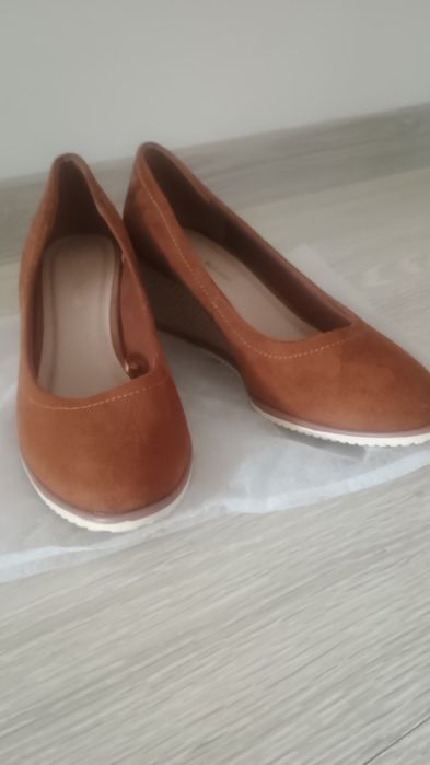 Sprzedam buty na koturnie.