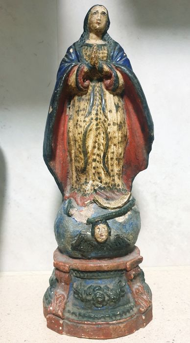 Antiga escultura da Nossa Senhora da Conceição em barro policromado