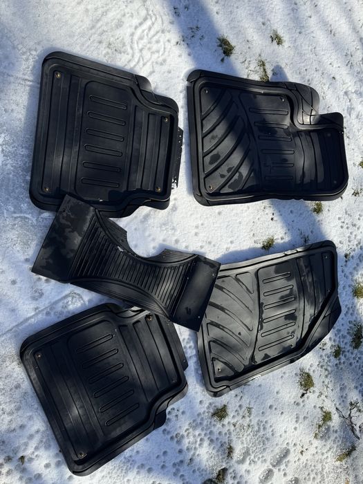 Коврики килимки в авто універсальні