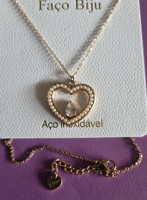 Colar dourado, em aço, com coração rodeado de micropérolas.