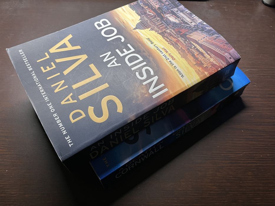 Daniel Silva: An Inside Job e A Death in Cornwall
