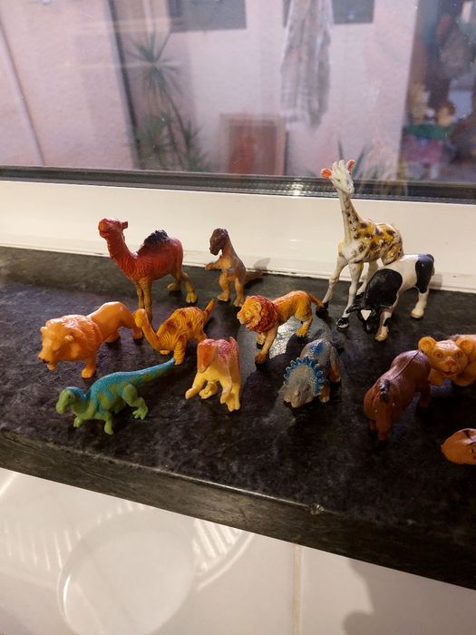 Vários animais de coleção em miniatura