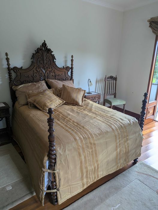 Móveis antigos - quarto completo com armário e cómoda