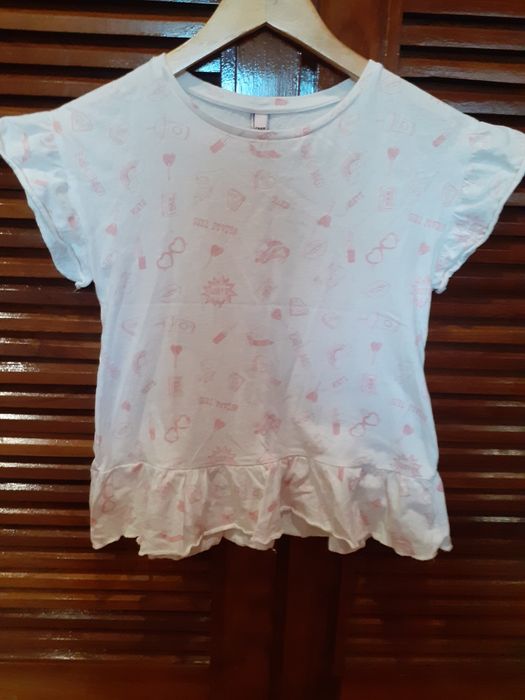 T-shirt branca com desenhos fofos rosas