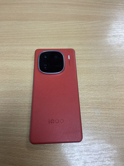 Продам vivo iqoo 12 на запчасти не вкл