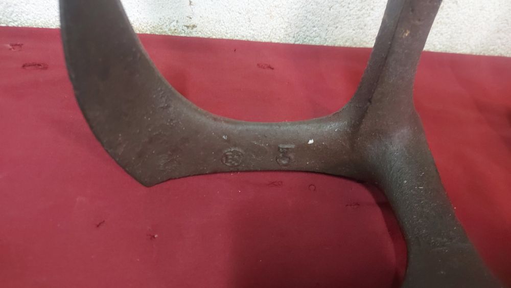 Várias sapateiras antigas