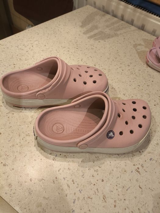 Różowe klapki Crocs J3