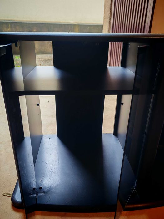 Móvel para TV com Portas de Vidro e Arrumação