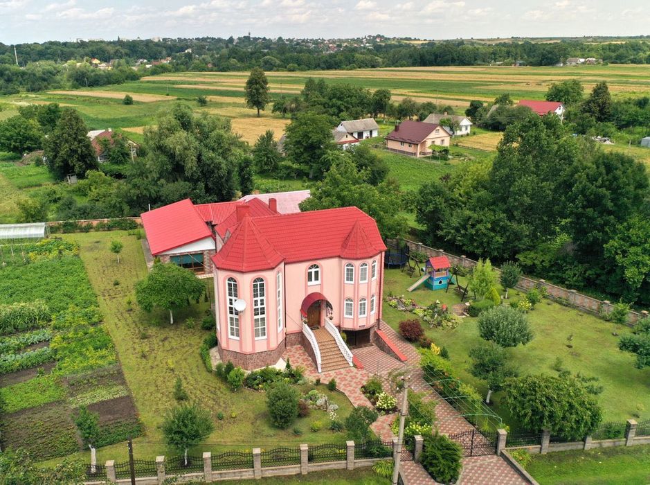 Будинок 2 входи з функціональним цоколем, Басейн та гостевою будівлею