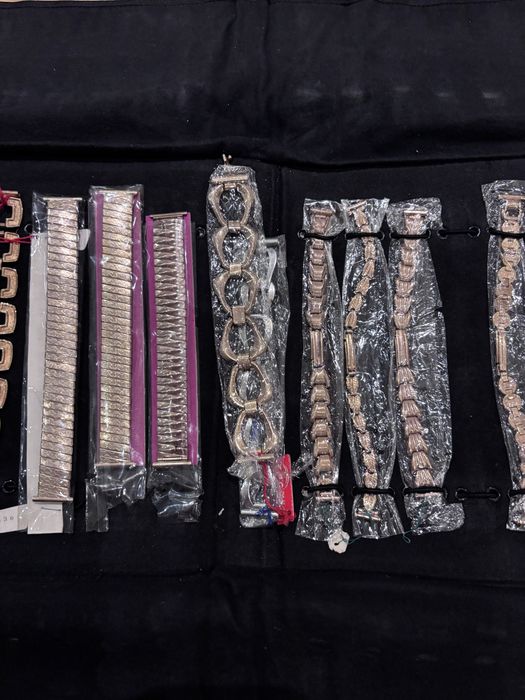Braceletes relogio dourada ou prateada marca ZRC