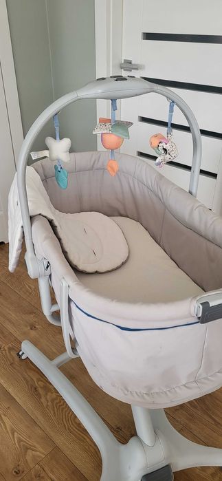 Chicco Baby Hug 4w1 kołyska, łóżeczko, krzesełko z materacem i tacką