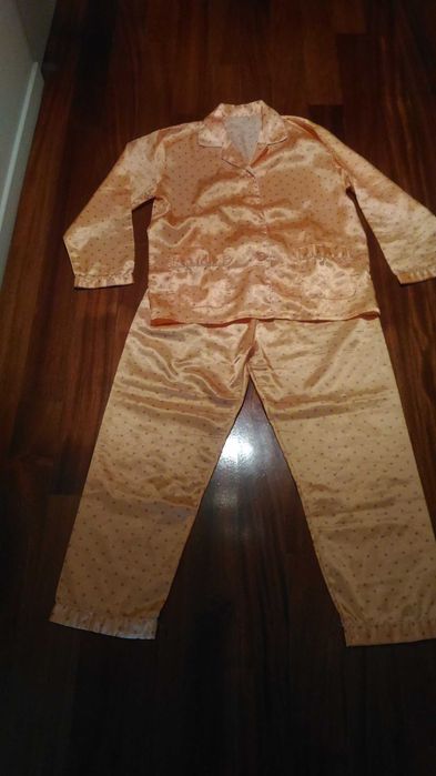 Pijama em cetim de boa qualidade. Novo. Sem uso.