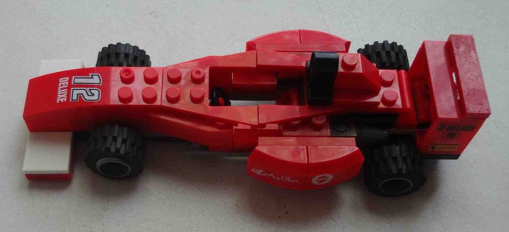 Красная гоночная машина LEGO