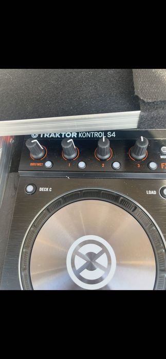 Dj table TRAKTOR Kontrol S4