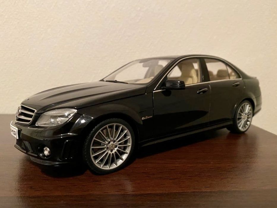 Модель AUTOart Mercedes-Benz W204 C63 AMG 1/18