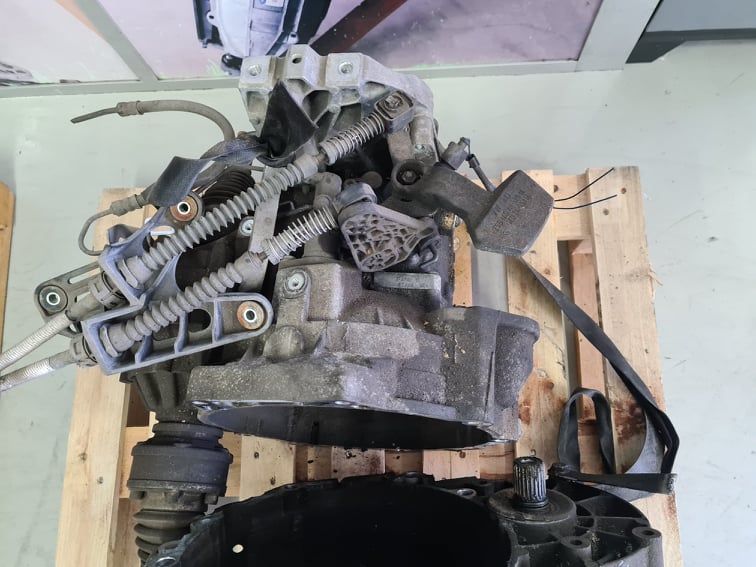 Caixa de velocidades VW Golf V 1.9 TDI de 105cv 2008 ref KBL