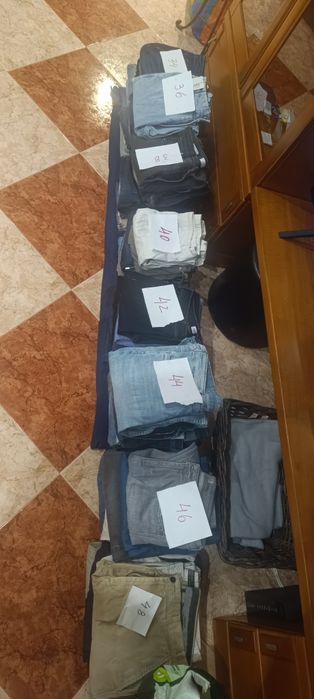 Calças de vários tamanhos, a maior parte de ganga