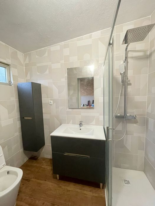 Arrendo casa com 3 quartos, quintal, arrecadação.