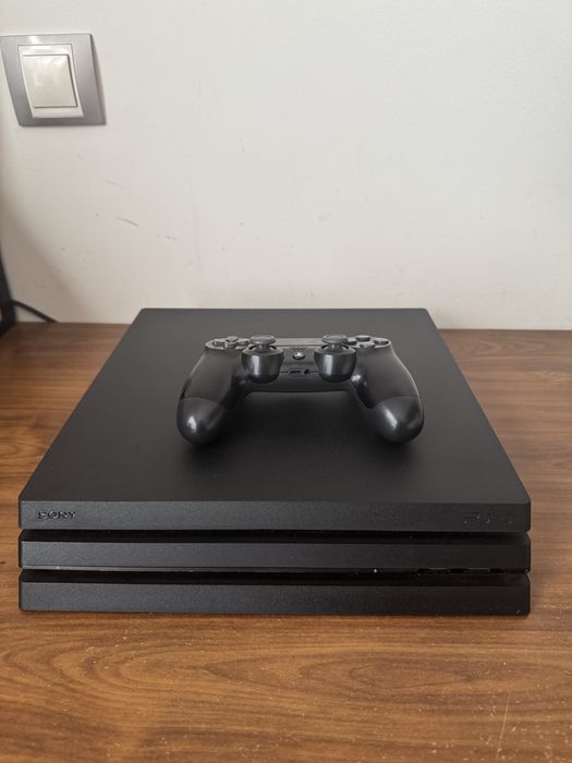 PlayStation 4 Pro + 1 Comando – Excelente Estado (sem caixa)