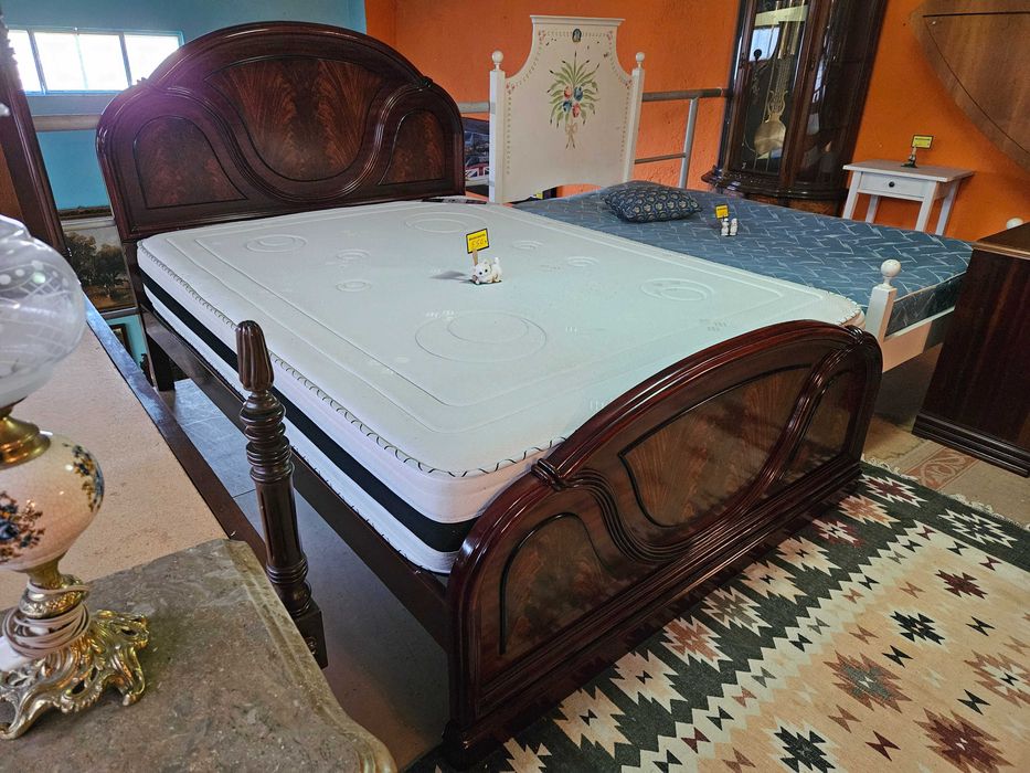 Excelente cama com estrado e colchão - Muito bom est