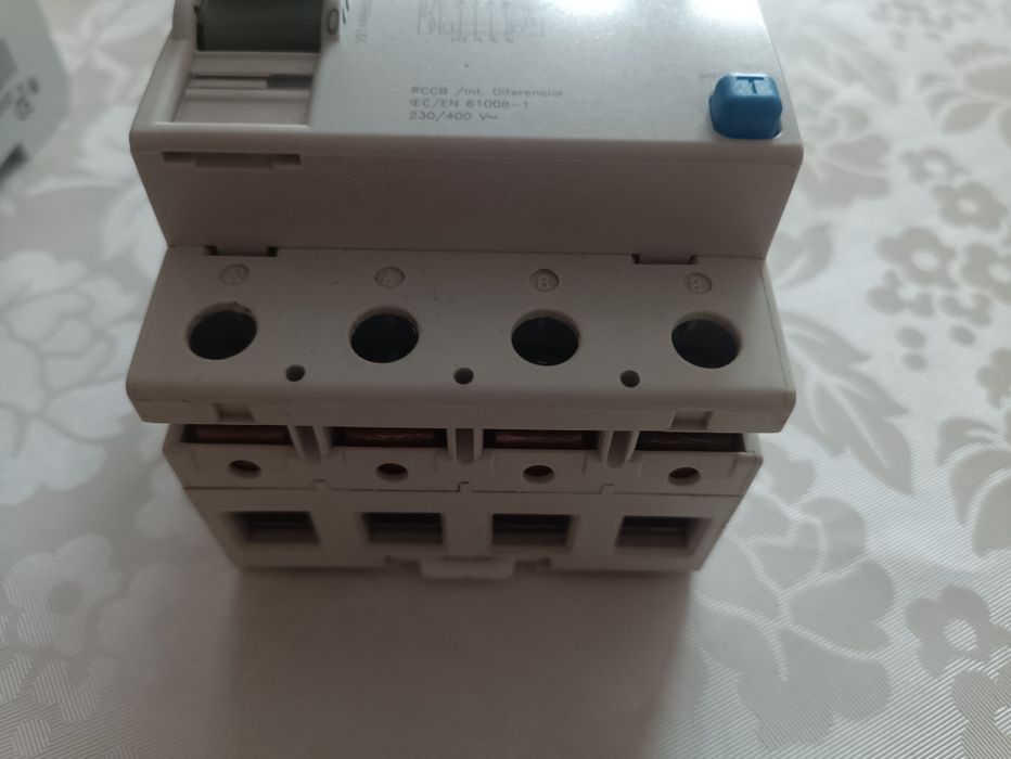 Wyłącznik różnicowoprądowy 125A 4P 0,5A typ AC CGC490F HAGER