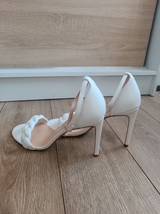 Białe sandały na szpilce