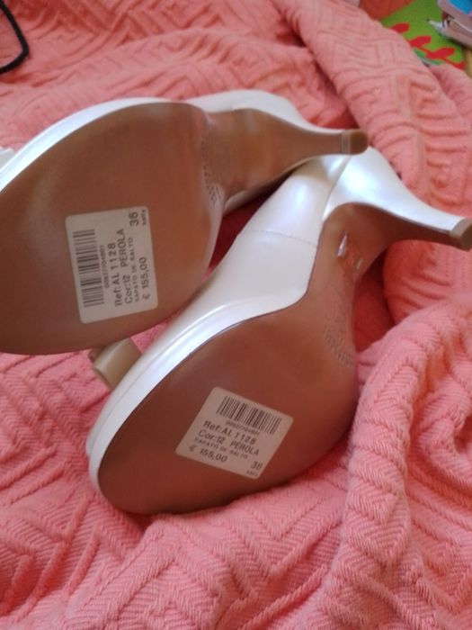 Quer casar?Então case calçada-Sapatos Haity Novos15E-Pochette5EDesde3E