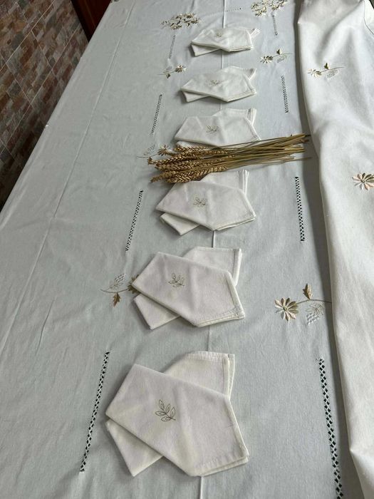 Toalha de Mesa em Linho Bordada + 12 Guardanapos