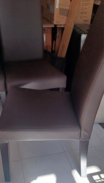 6 cadeiras de uma mesa de jantar