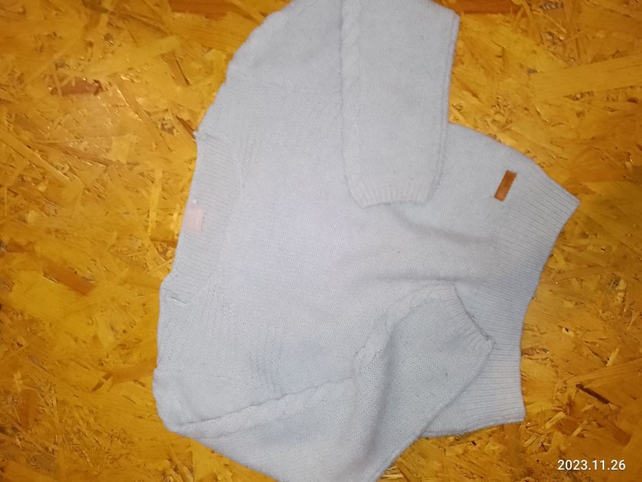 Продам светрики на 6-7 років на зріст 123-128 см,