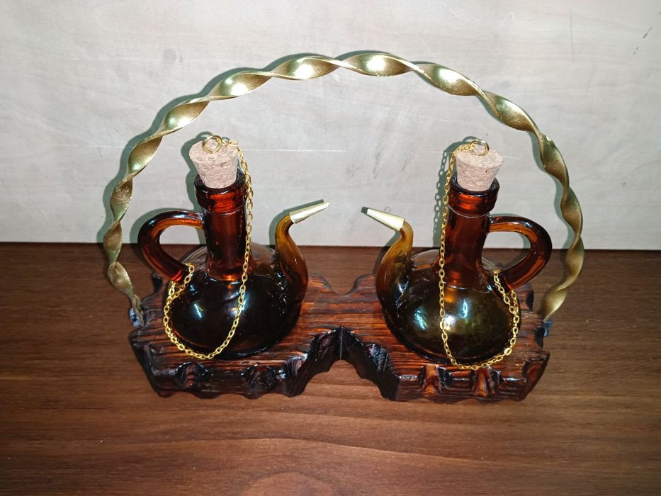 Galheteiro vintage em vidro amarelo e base em madeira, medias:25/20cm