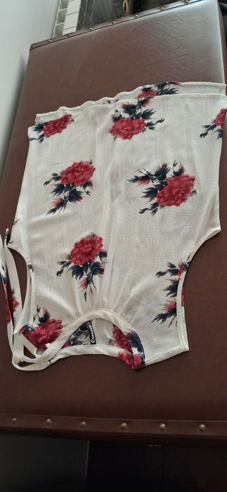 Top de verão, fundo branco com flores