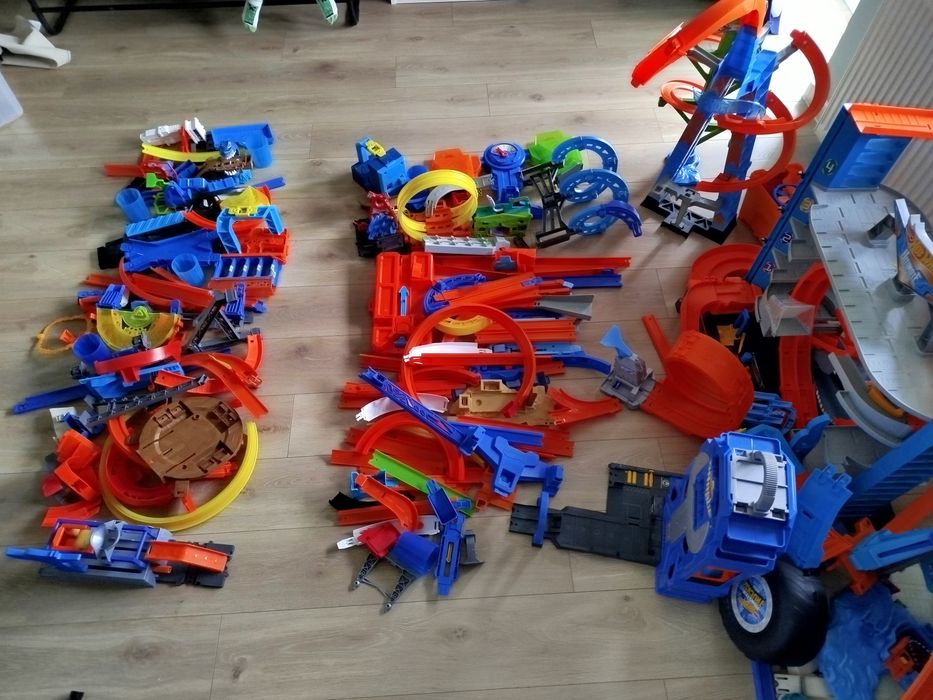 Tory i garaże Hot Wheels
