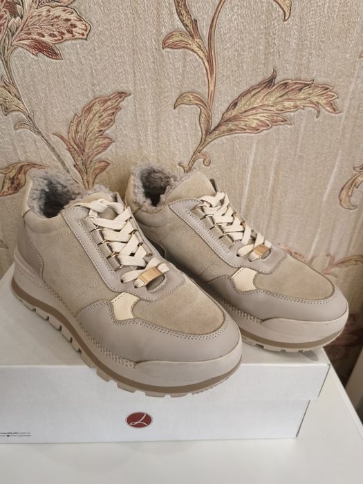 Продам зимові жіночі кросівки