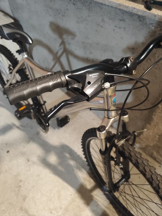 Bicicleta nova em alumínio