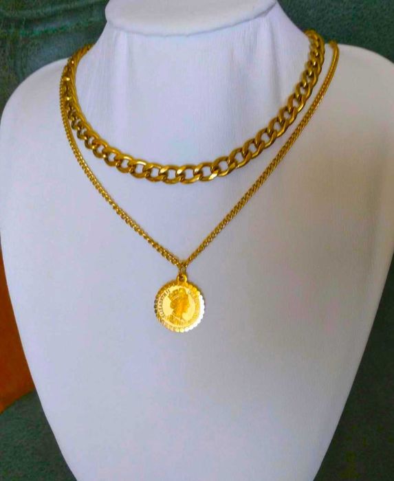 Colar Aço Dourado Duplo c/ Malha Grossa e Medalha Rainha NOVO - SALDO
