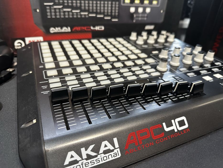 Akai APC 40 kontroler MIDI VJ Ableton Metal