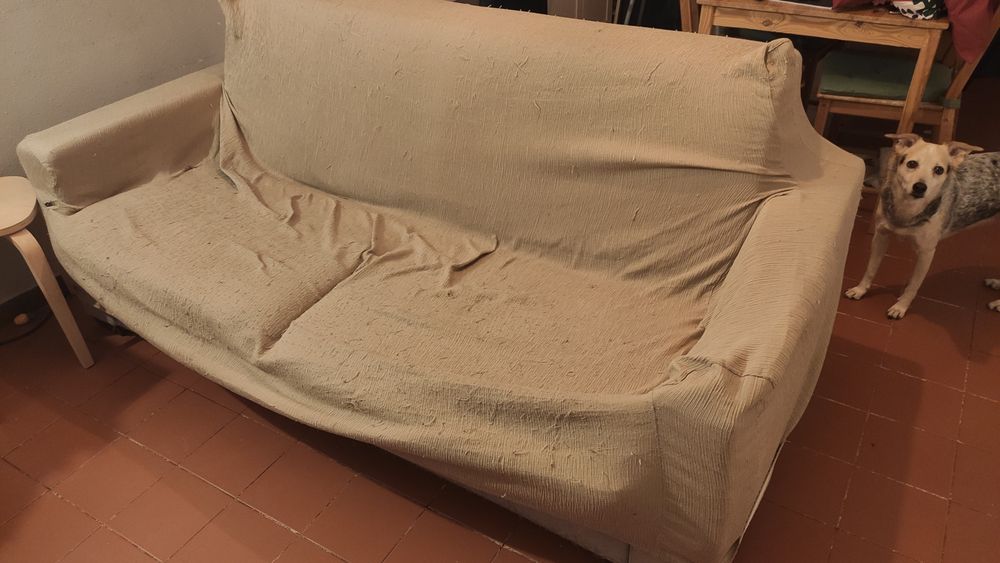 Sofa cama em estado razoável