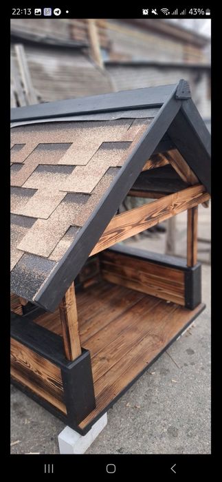 Большая деревянная будка