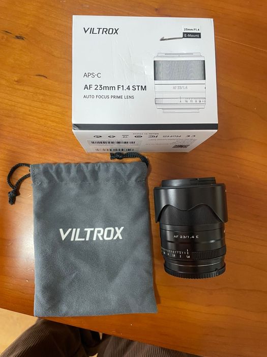 Sony ZV E 10 + lente 23 mm viltrox +cage smallrig