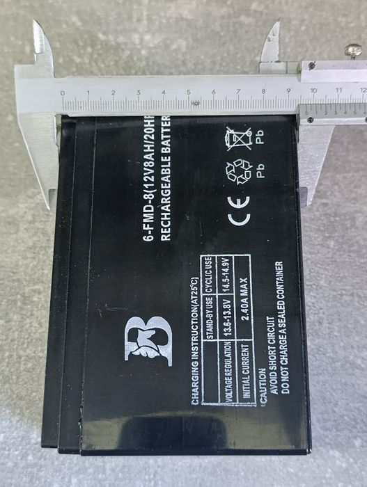 Батарея . акумулятор з робочою напругою 12 В і ємністю 8 А