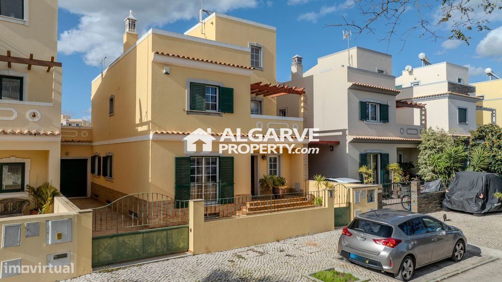 Charmosa moradia V3+1 com vista mar e serra perto de Olhão