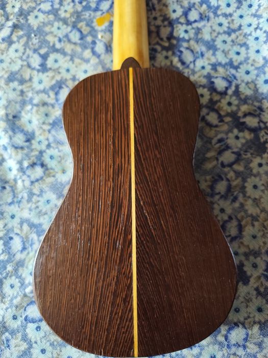 Cavaquinho de grande qualidade, em madeira africana
