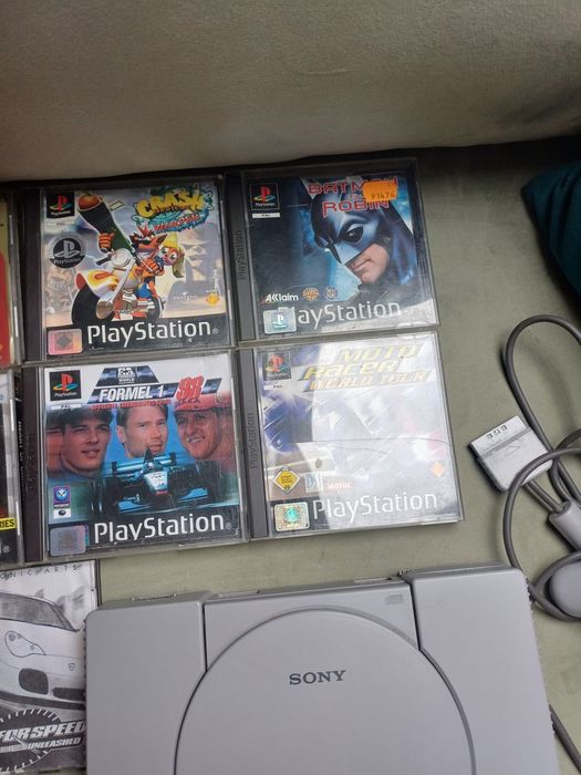 PlayStation 1 z padem i 12 grami